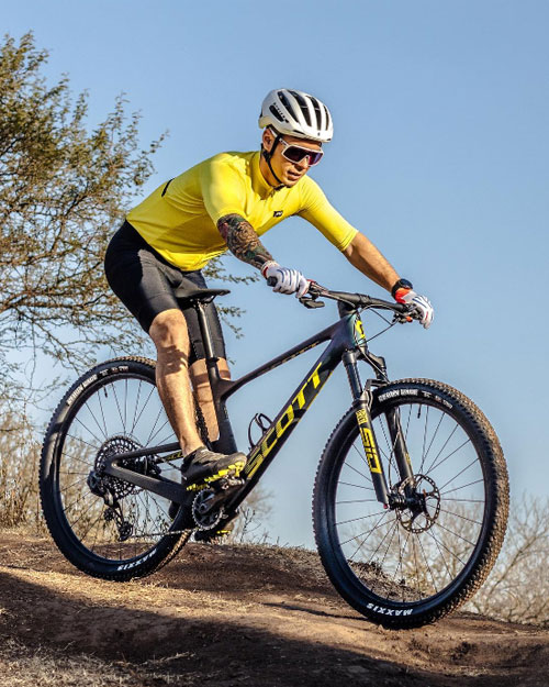Ciclista en una rodada de mountain bike