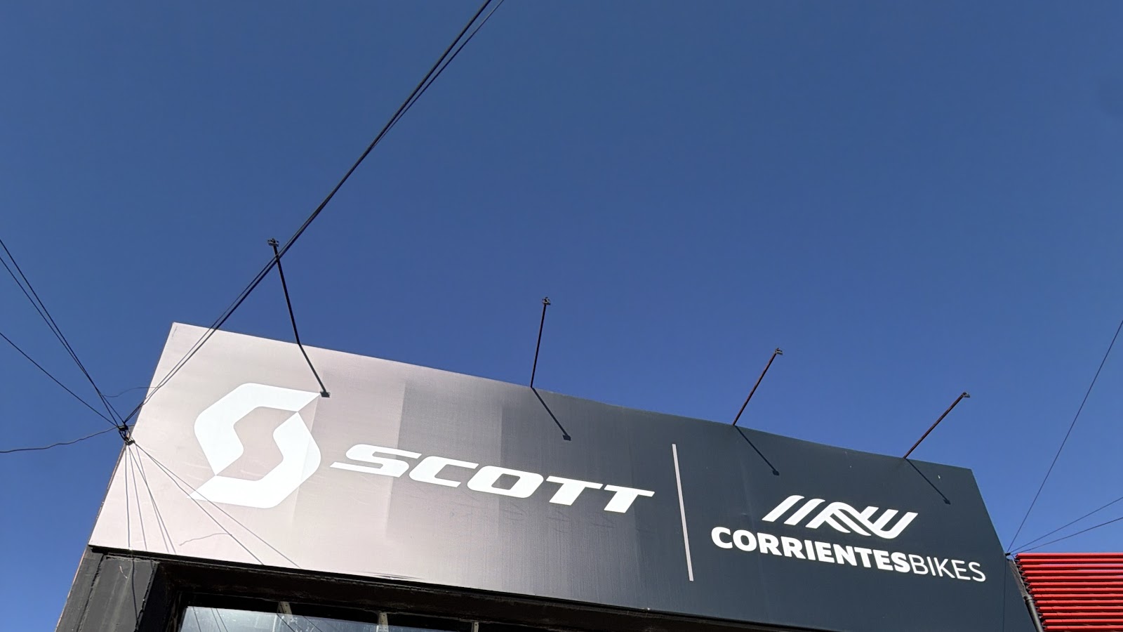 Frente de Scott Corrientes Bikes en Av. Recta Martinolli 7993, C&oacute;rdoba