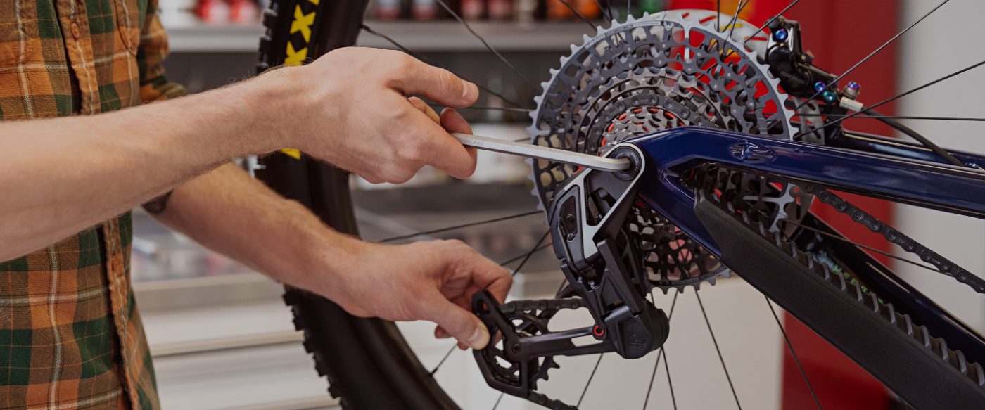 Mecánico haciendo el service de una bicicleta